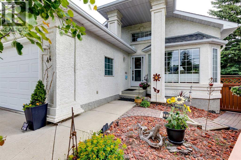 44 Valley Meadow Close NW, Calgary, Alberta  T3B 5M1 - Photo 2 - A2319932