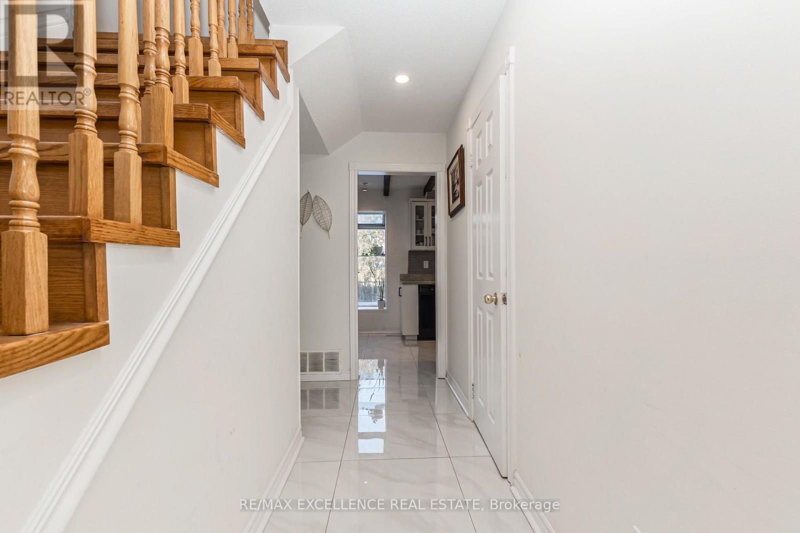 2962 Saint Malo Circle, Mississauga, Ontario  L5N 1S9 - Photo 3 - W13471712