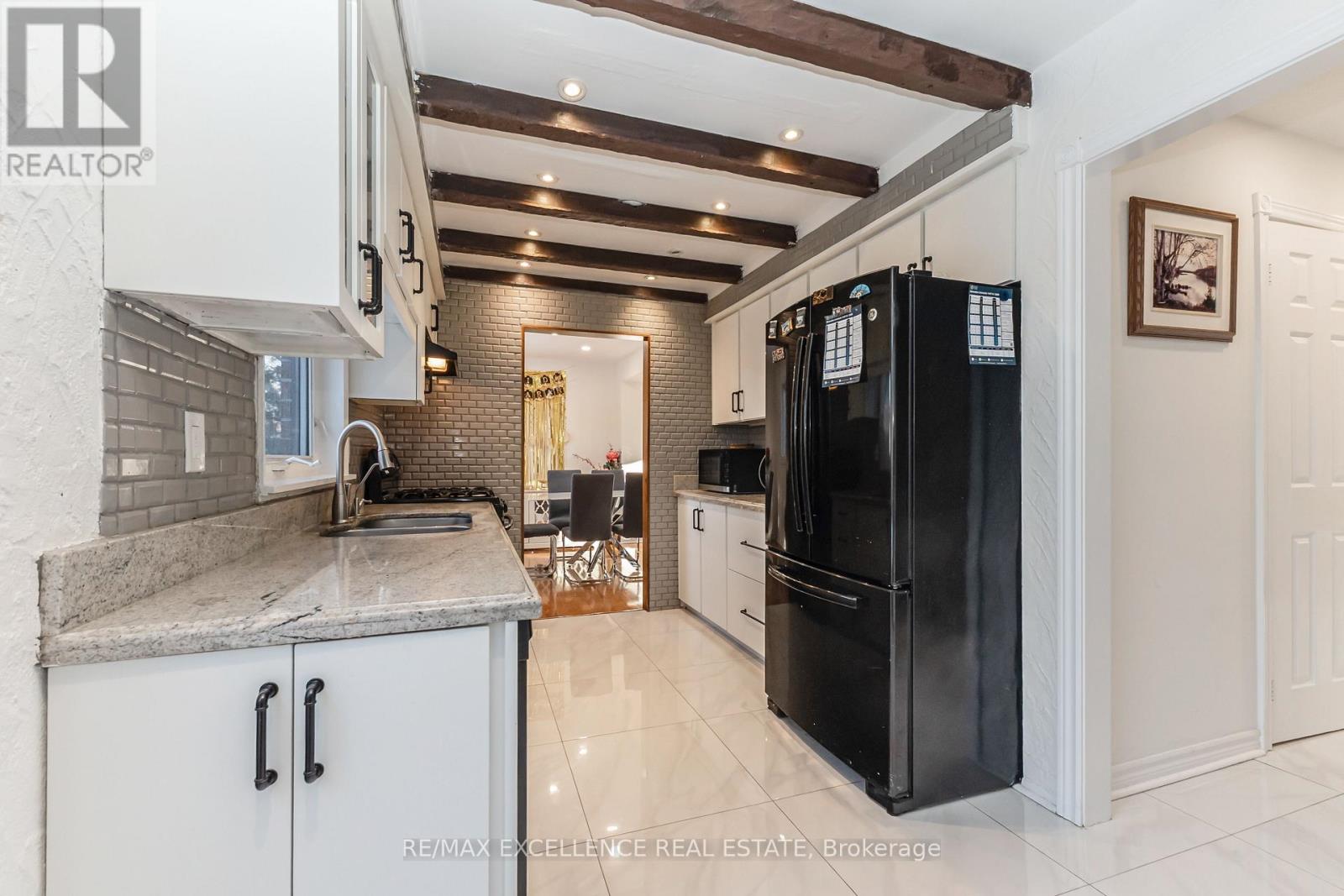 2962 Saint Malo Circle, Mississauga, Ontario  L5N 1S9 - Photo 4 - W13471712
