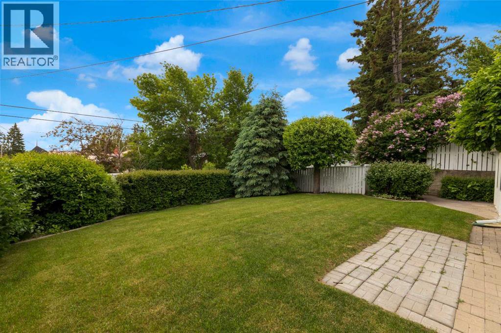 1031 Thorneycroft Drive NW, Calgary, Alberta  T2K 3K7 - Photo 39 - A2309461