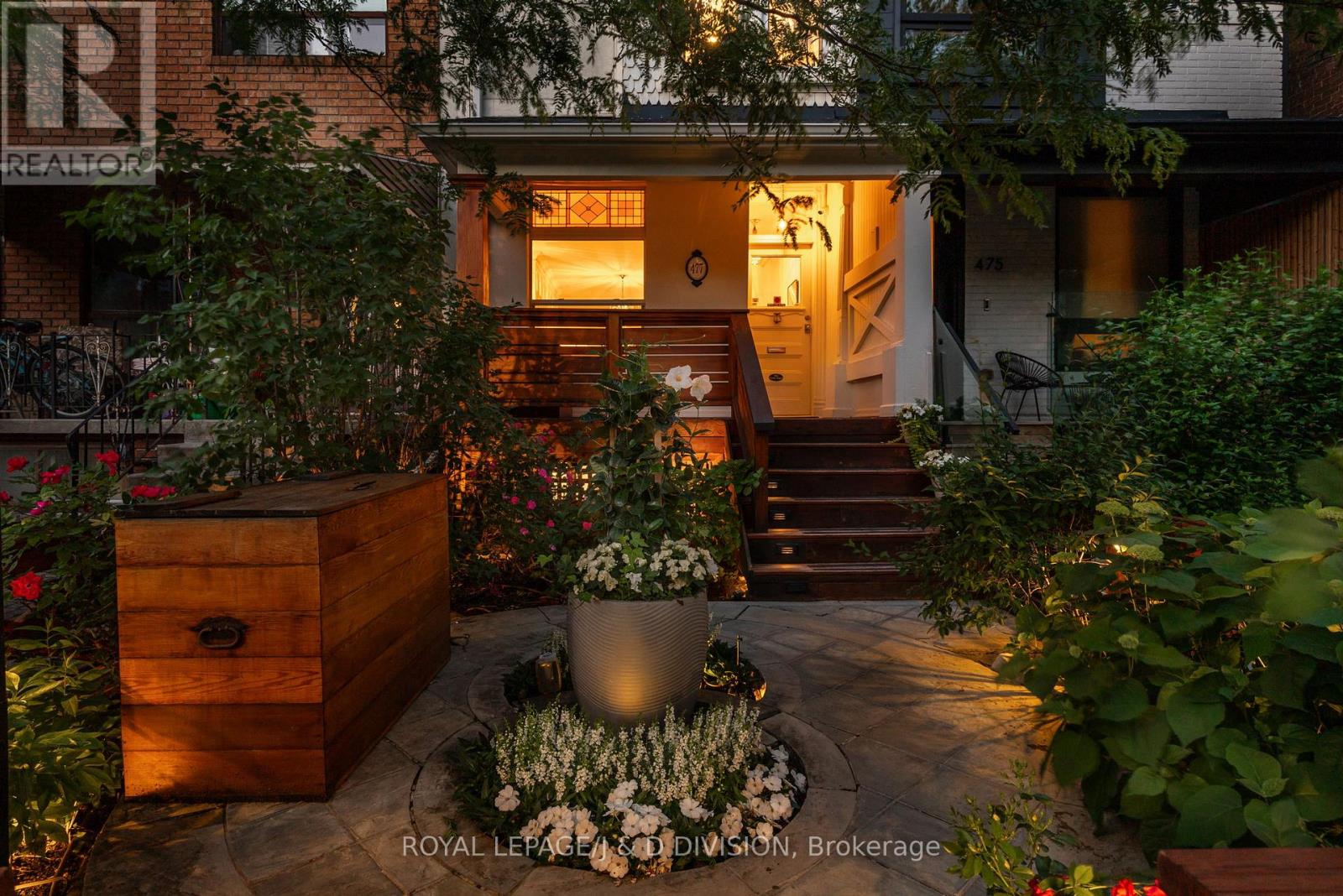 477 Roxton Road, Toronto, Ontario  M6G 3R5 - Photo 5 - C13416266