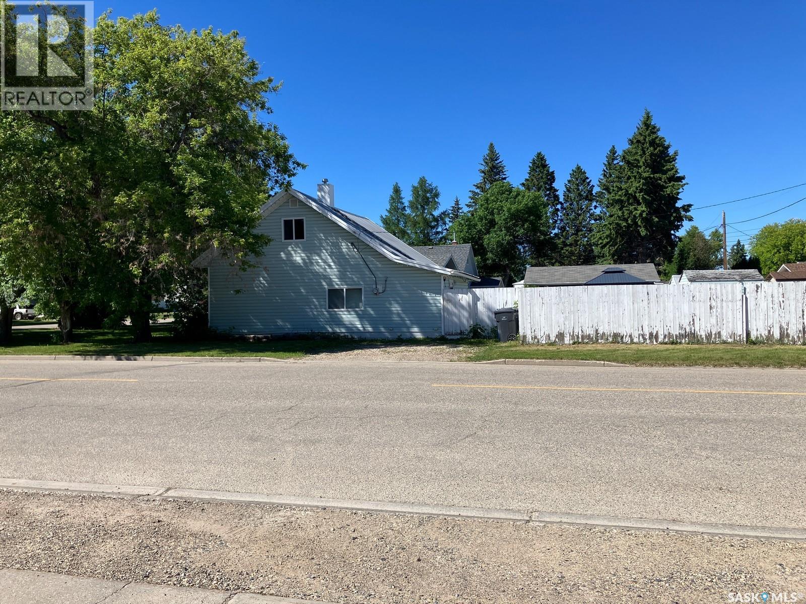 911 1st Street W, Nipawin, Saskatchewan  S0E 1E0 - Photo 3 - SK040172