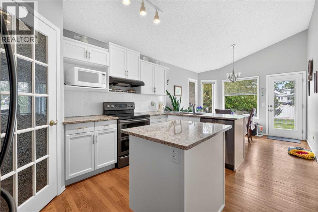501 Coral Keys Villas NE, Calgary, Alberta  T3J 3L8 - Photo 4 - A2322169