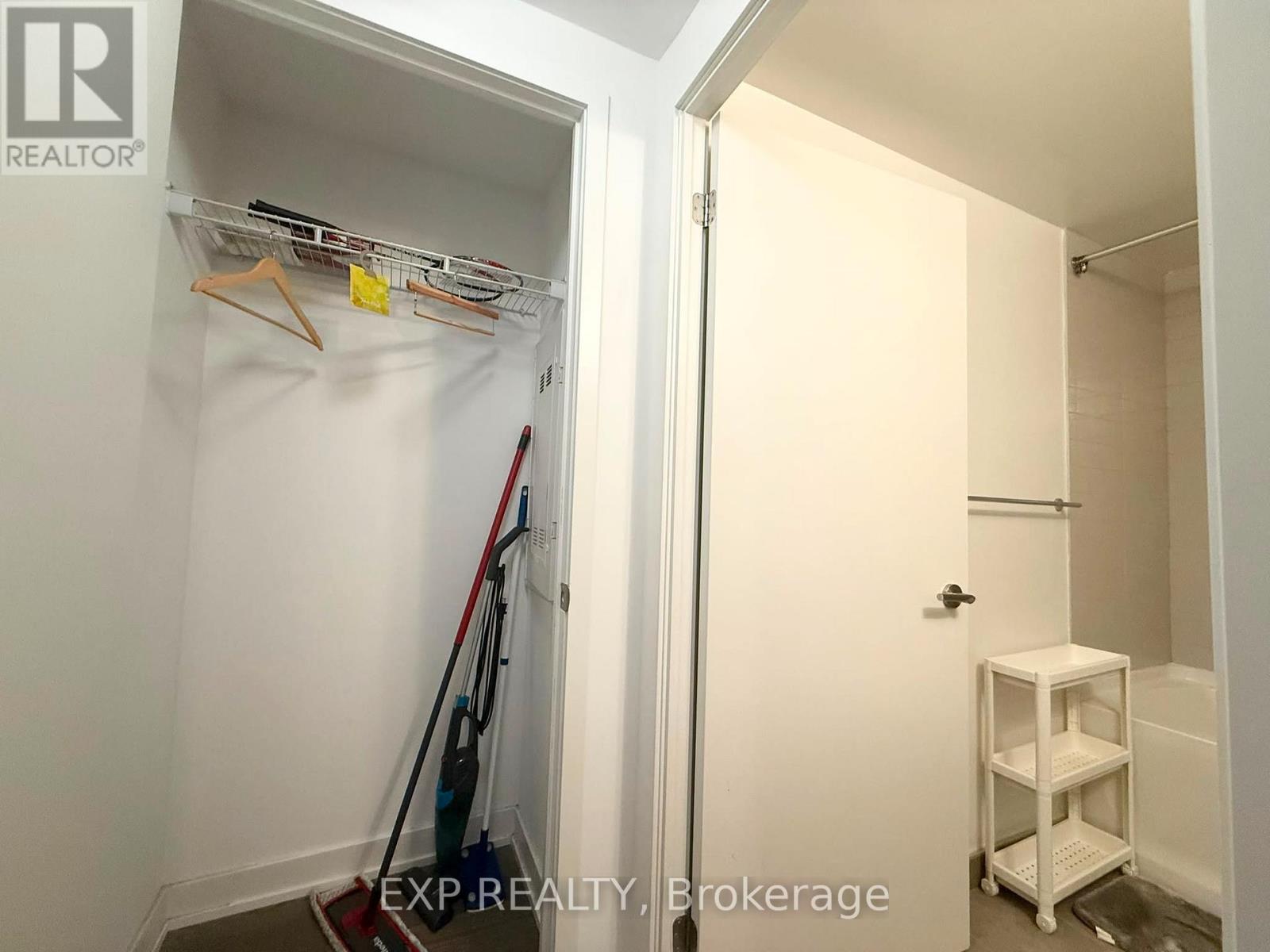 1605 - 11 Wellesley Street W, Toronto, Ontario  M4Y 0G4 - Photo 6 - C13471888