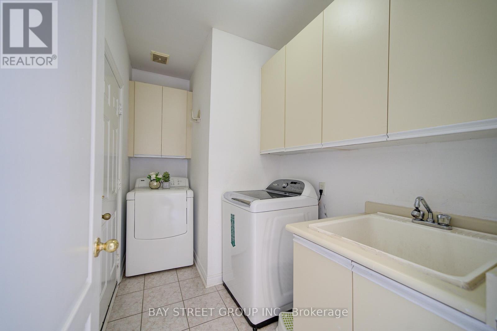 19 Fountain Court, Richmond Hill, Ontario  L4S 2K4 - Photo 10 - N13471928