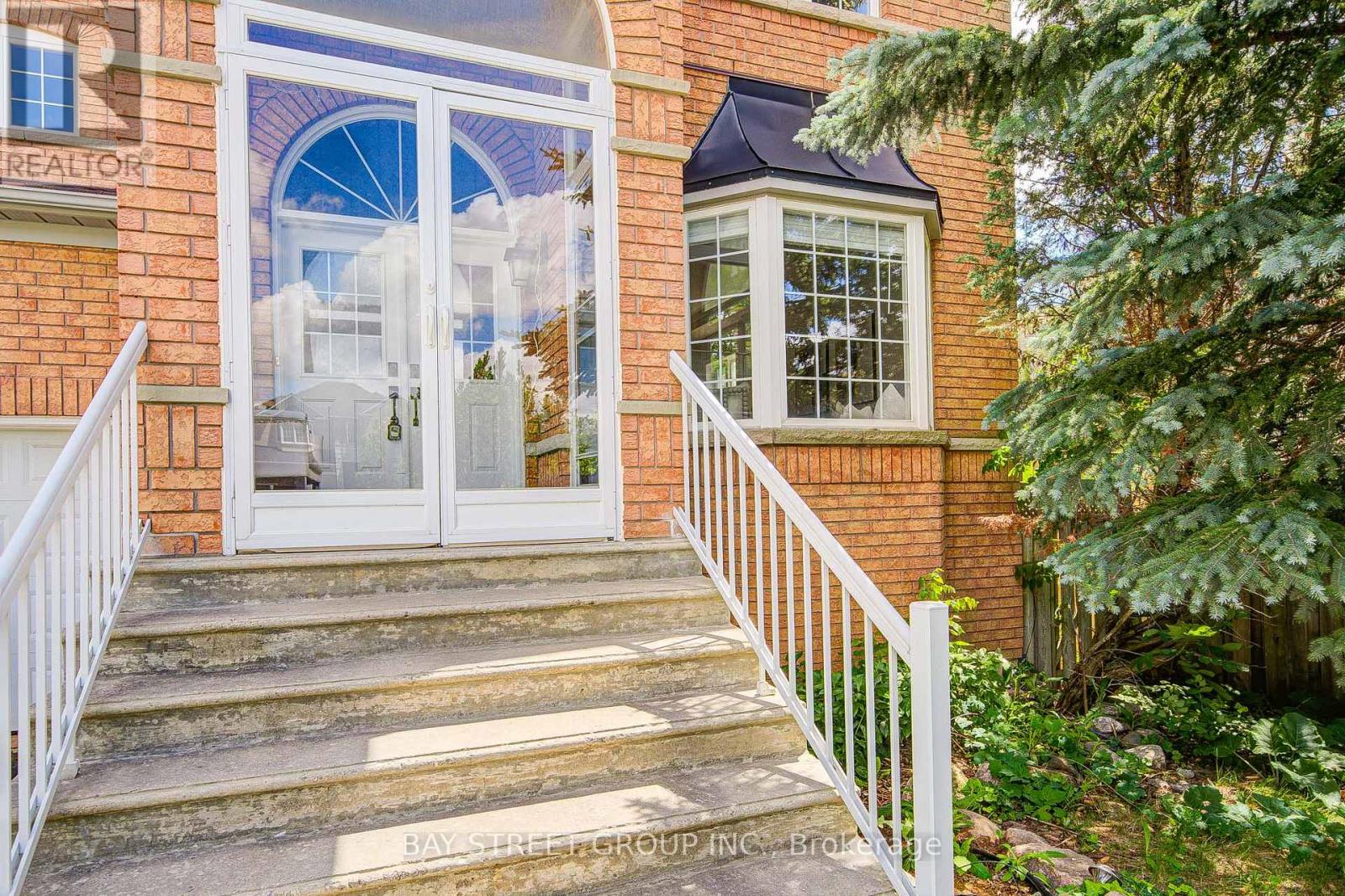 19 Fountain Court, Richmond Hill, Ontario  L4S 2K4 - Photo 2 - N13471928