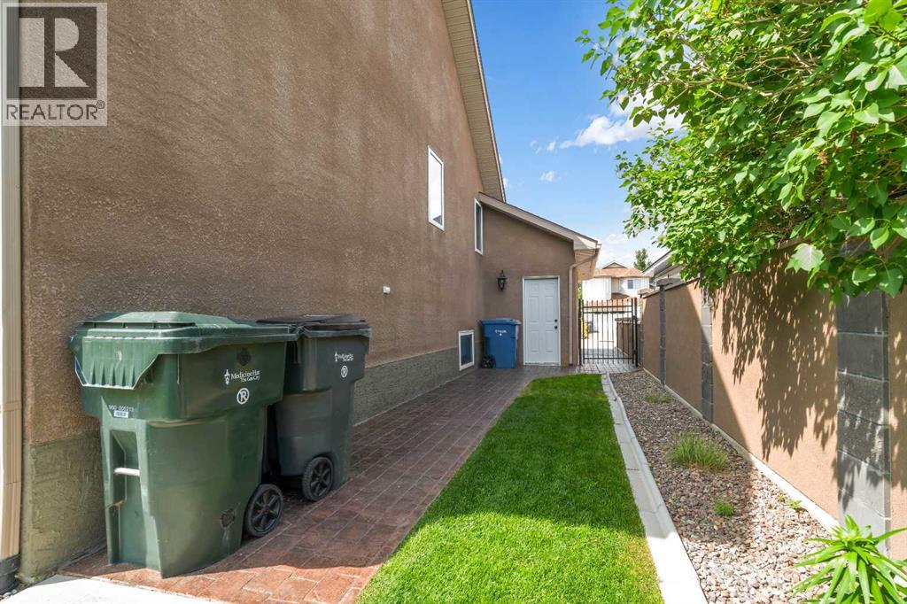 9 Cottonwood Close SW, Medicine Hat, Alberta  T1B 4R5 - Photo 40 - A2322505
