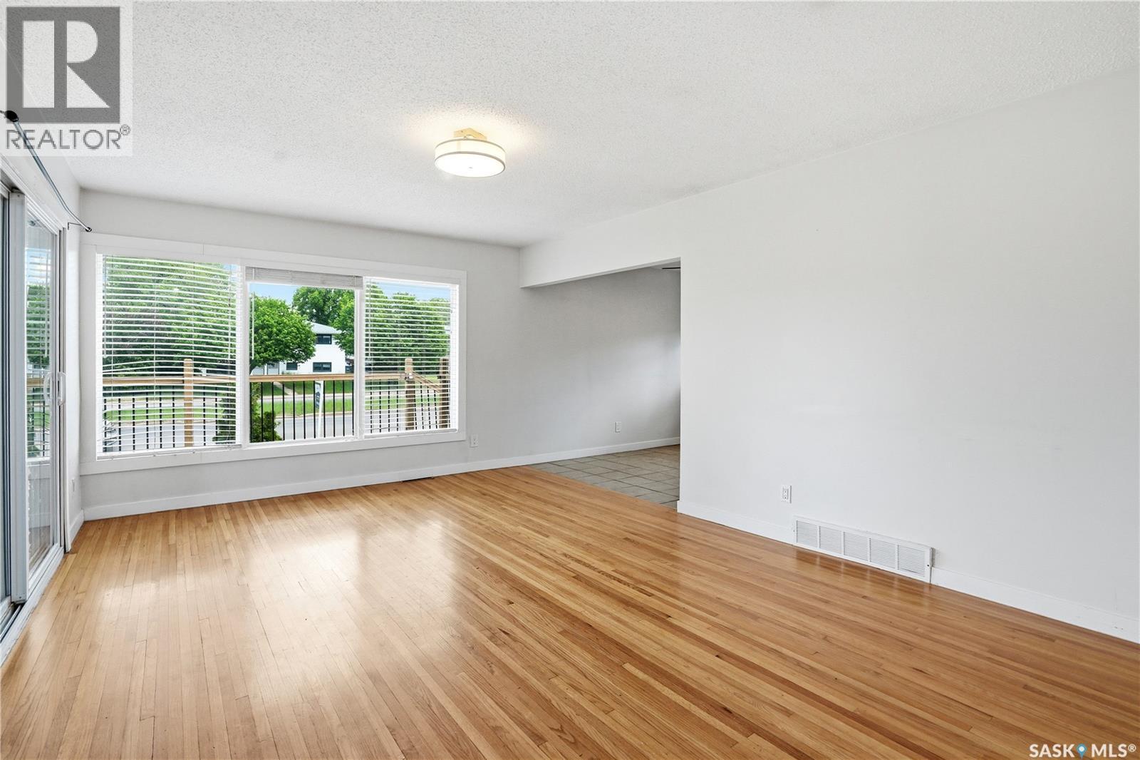 1308 Preston Avenue S, Saskatoon, Saskatchewan  S7H 2V4 - Photo 5 - SK040205