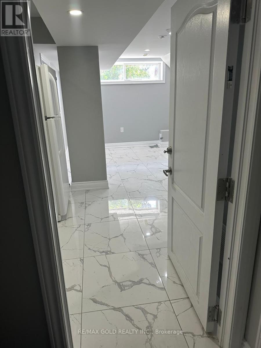 19 Benstrow Avenue, Toronto, Ontario  M9V 2Z5 - Photo 10 - W13472076