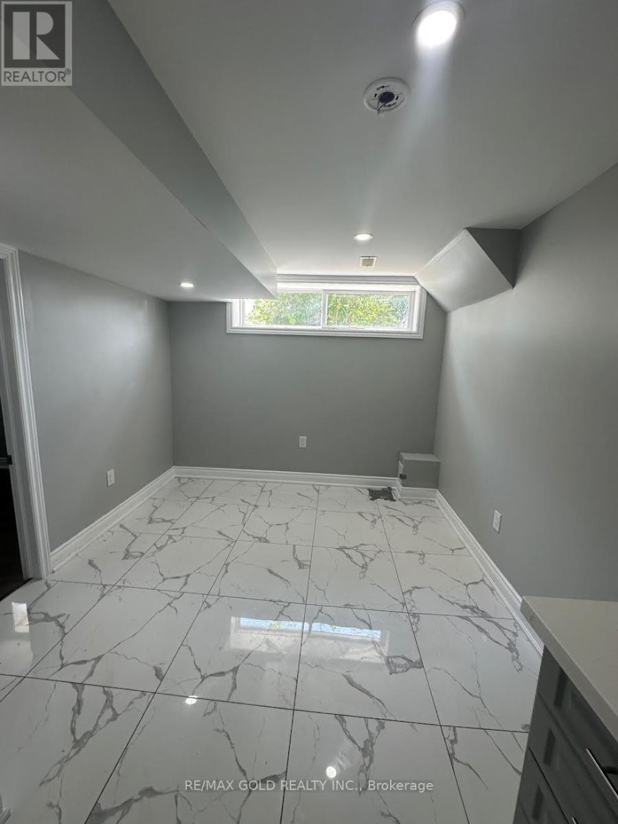 19 Benstrow Avenue, Toronto, Ontario  M9V 2Z5 - Photo 11 - W13472076
