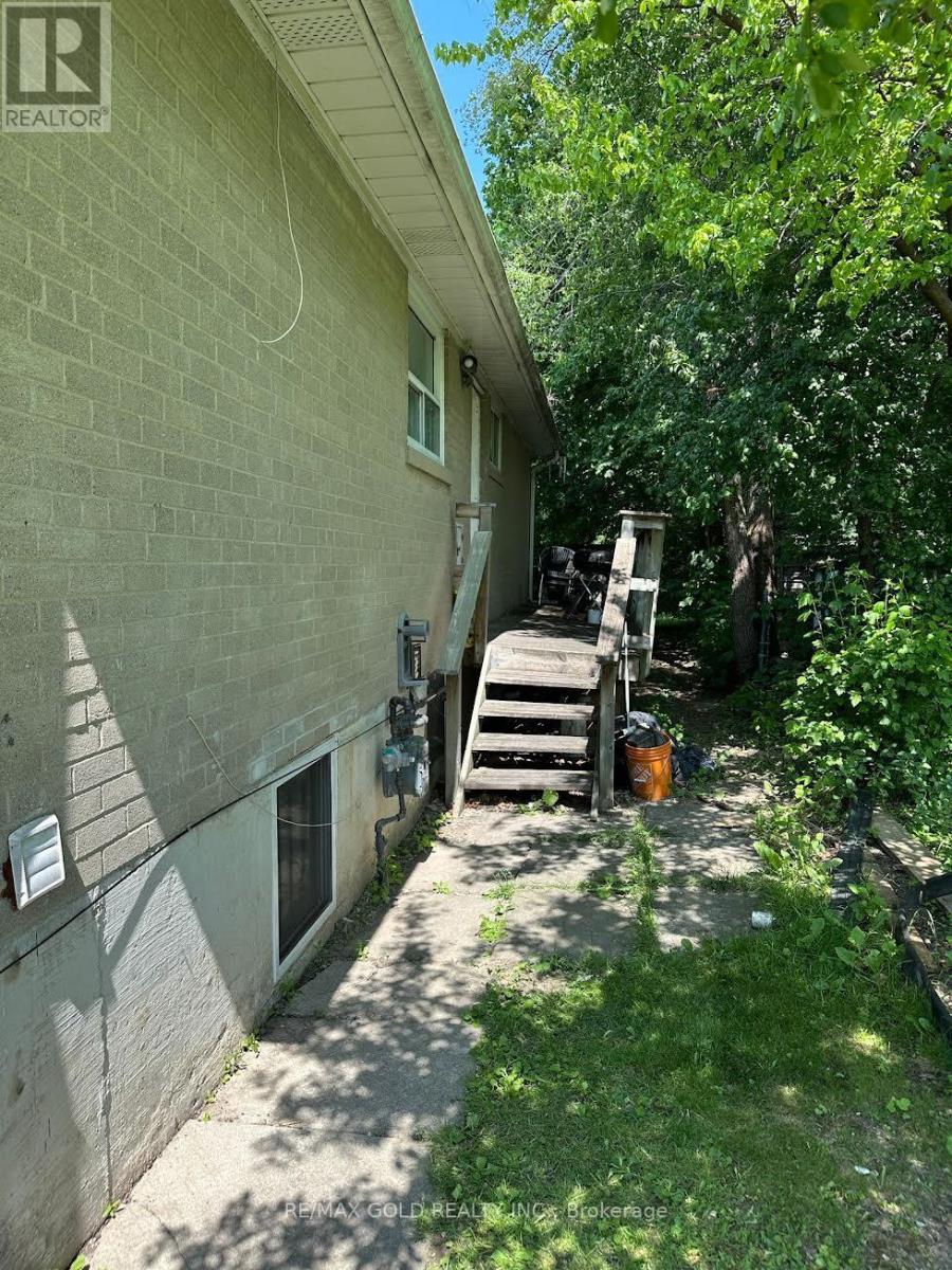 19 Benstrow Avenue, Toronto, Ontario  M9V 2Z5 - Photo 14 - W13472076