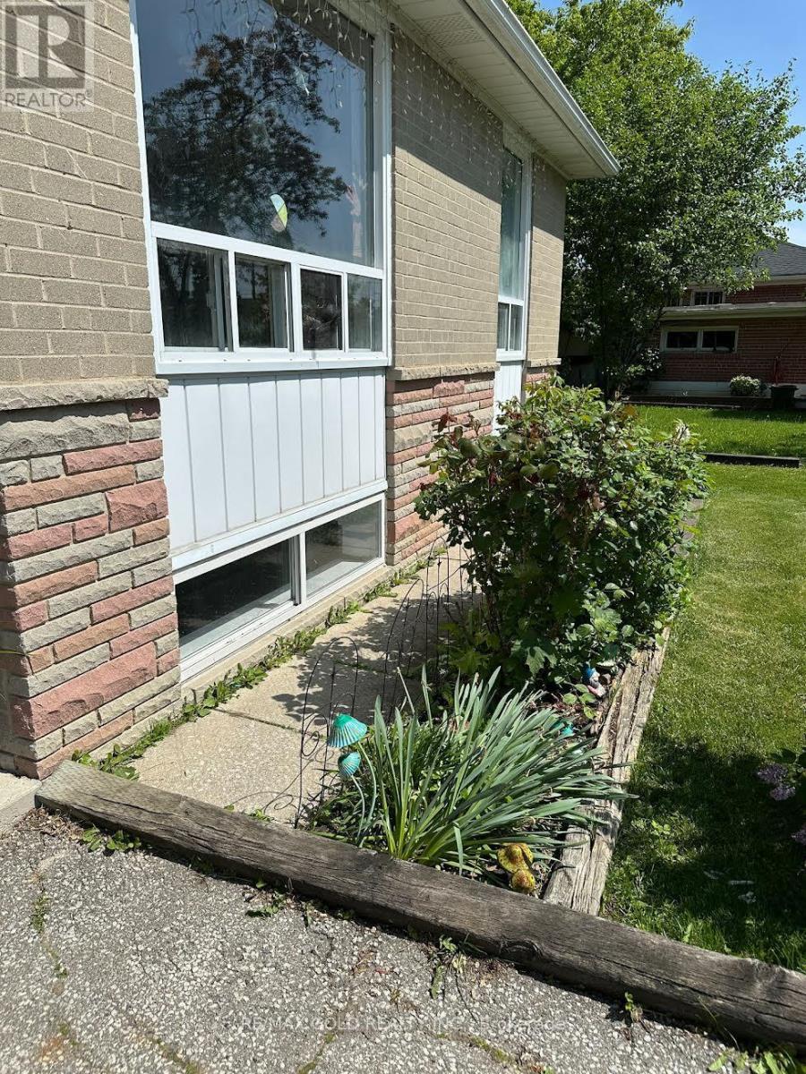 19 Benstrow Avenue, Toronto, Ontario  M9V 2Z5 - Photo 2 - W13472076