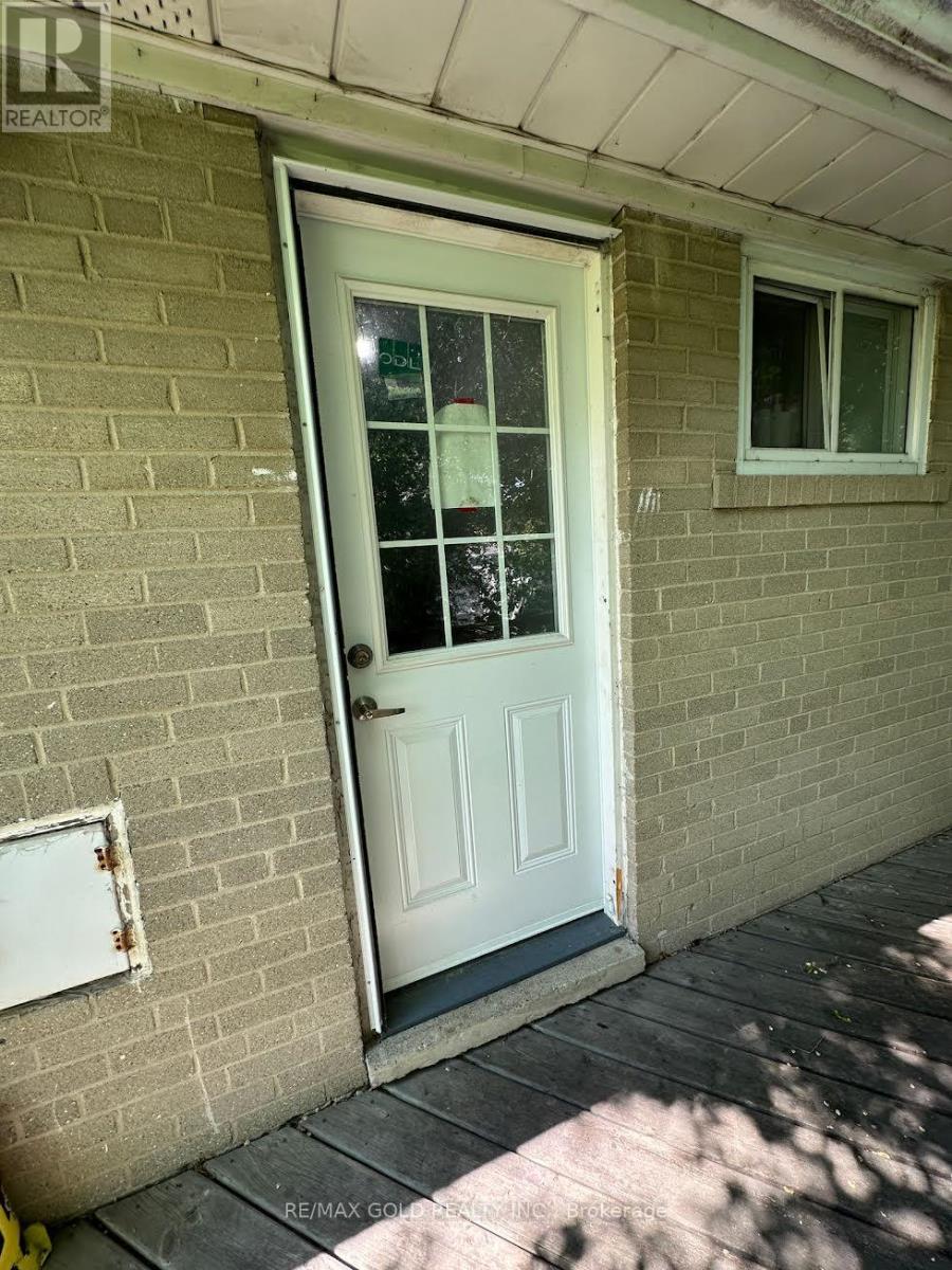 19 Benstrow Avenue, Toronto, Ontario  M9V 2Z5 - Photo 3 - W13472076