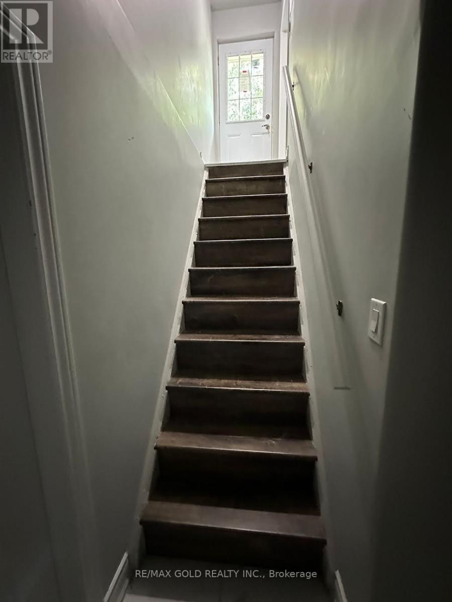 19 Benstrow Avenue, Toronto, Ontario  M9V 2Z5 - Photo 4 - W13472076