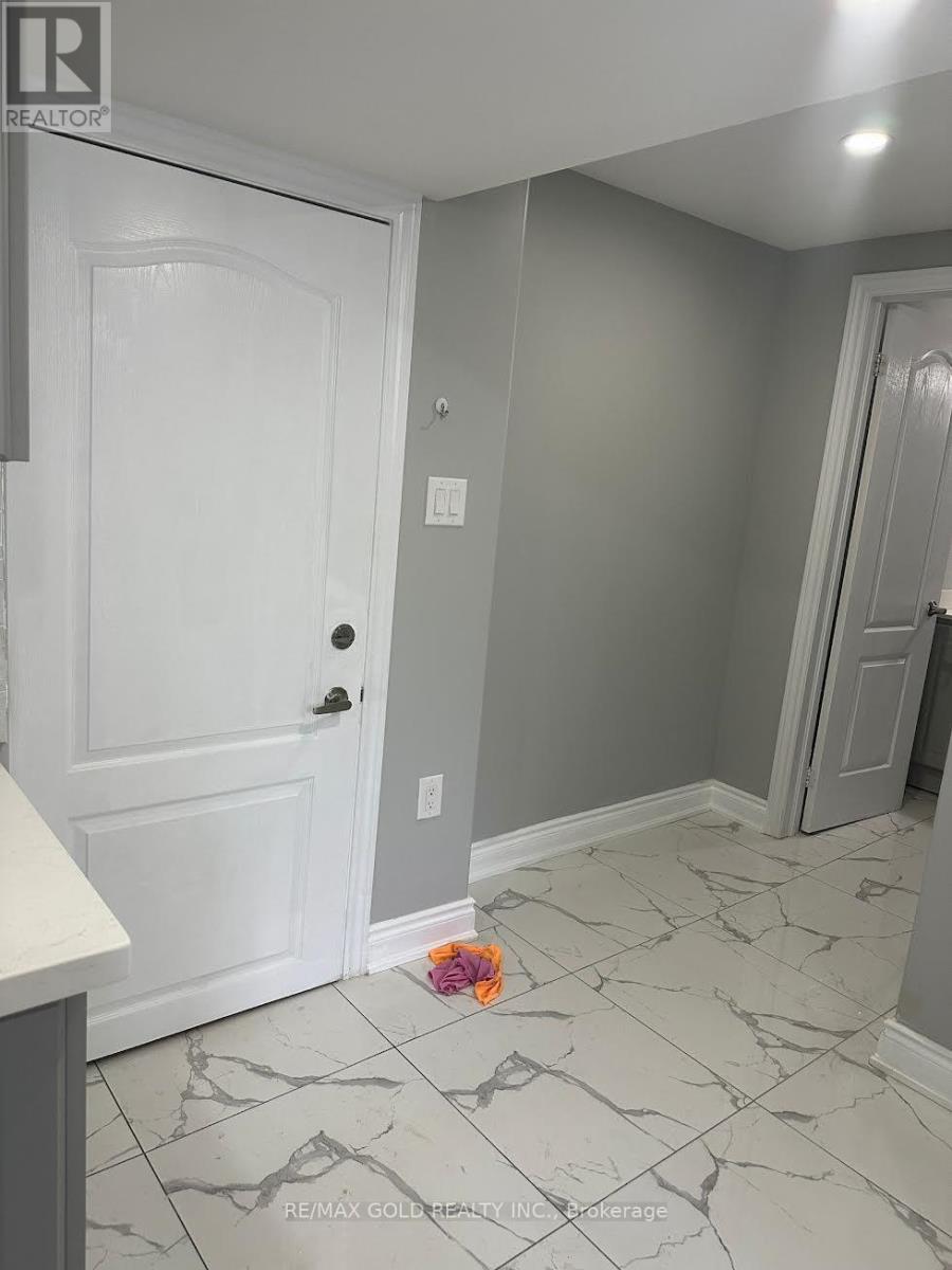 19 Benstrow Avenue, Toronto, Ontario  M9V 2Z5 - Photo 5 - W13472076