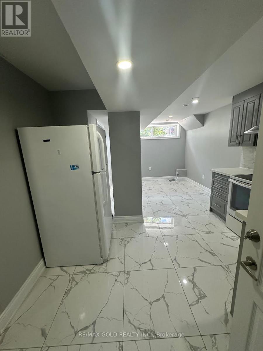 19 Benstrow Avenue, Toronto, Ontario  M9V 2Z5 - Photo 6 - W13472076