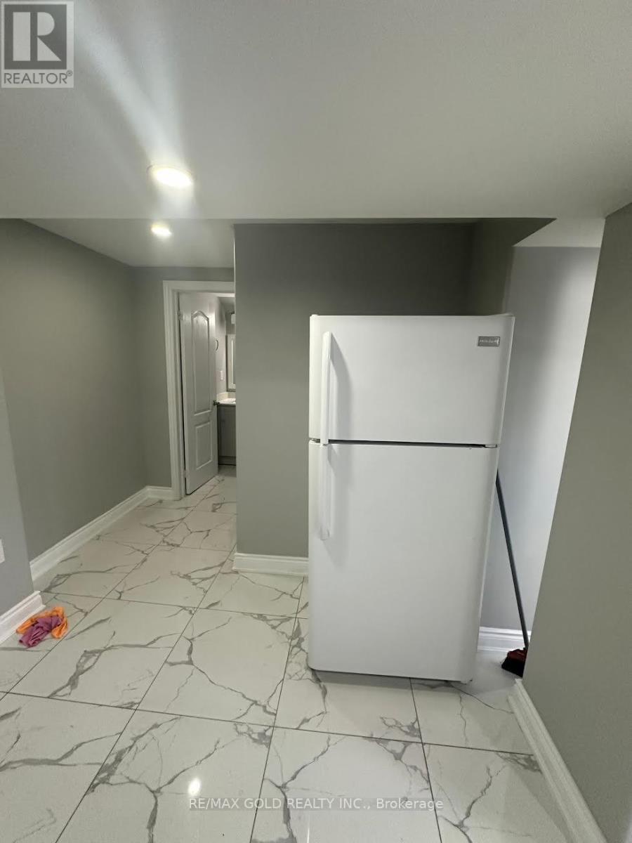 19 Benstrow Avenue, Toronto, Ontario  M9V 2Z5 - Photo 8 - W13472076