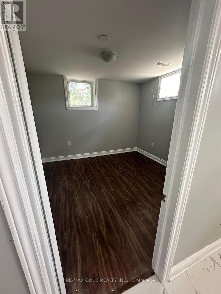 19 Benstrow Avenue, Toronto, Ontario  M9V 2Z5 - Photo 9 - W13472076
