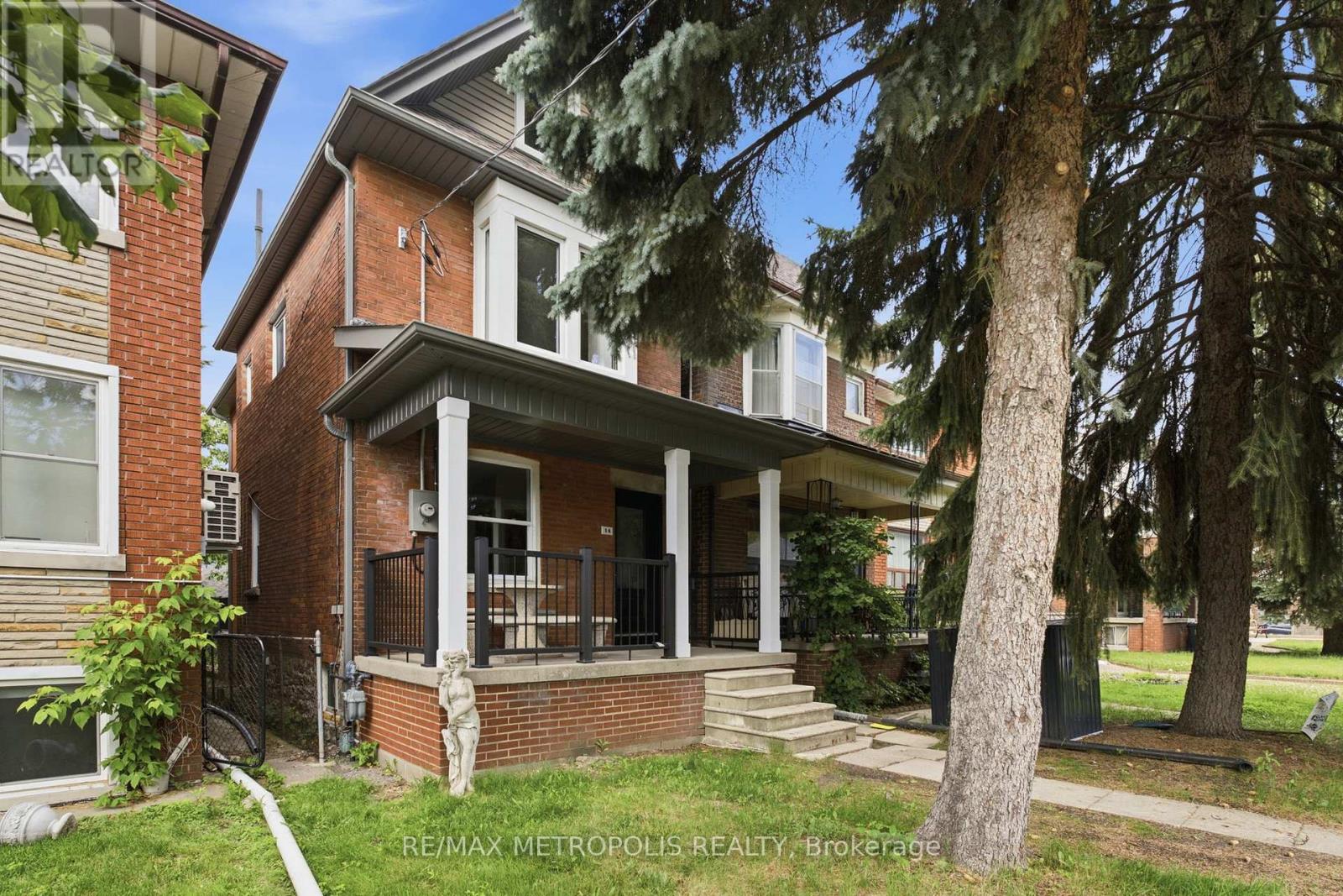 <div class="slider-price">$1,150,000</div><p>14 Mcroberts Avenue, Toronto, Ontario</p>