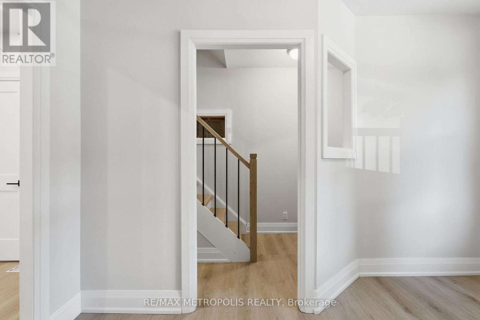 14 Mcroberts Avenue, Toronto, Ontario  M6E 4P4 - Photo 10 - W13472138