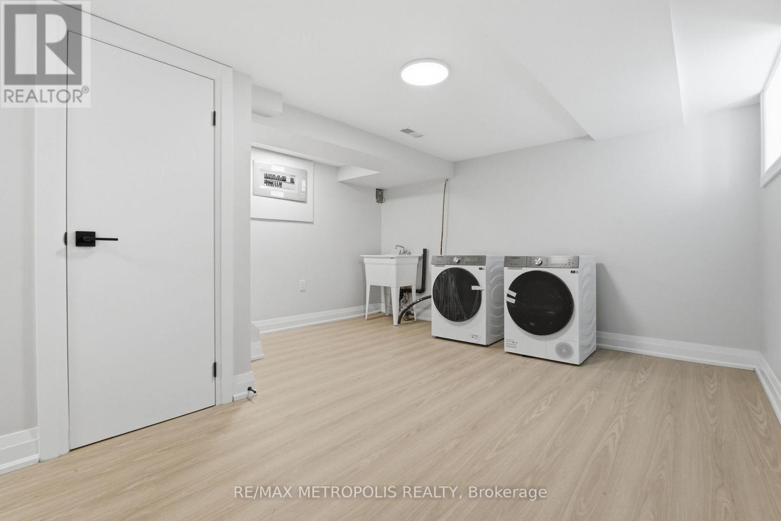14 Mcroberts Avenue, Toronto, Ontario  M6E 4P4 - Photo 25 - W13472138