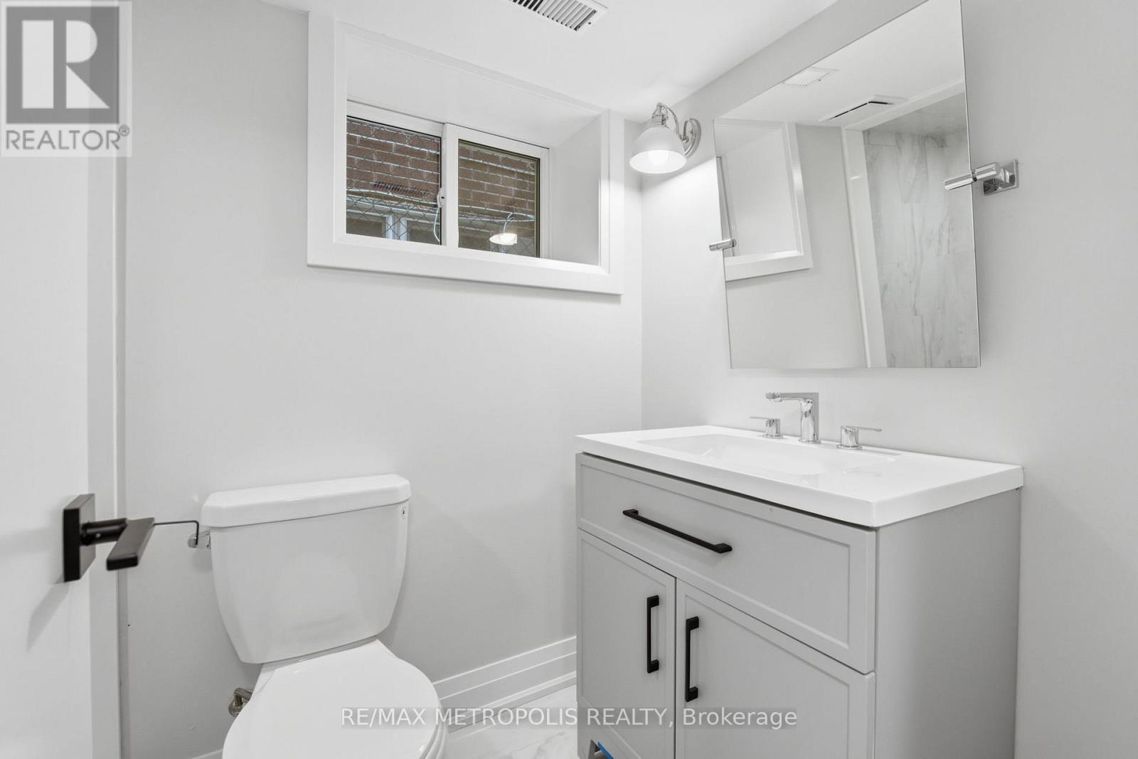 14 Mcroberts Avenue, Toronto, Ontario  M6E 4P4 - Photo 29 - W13472138