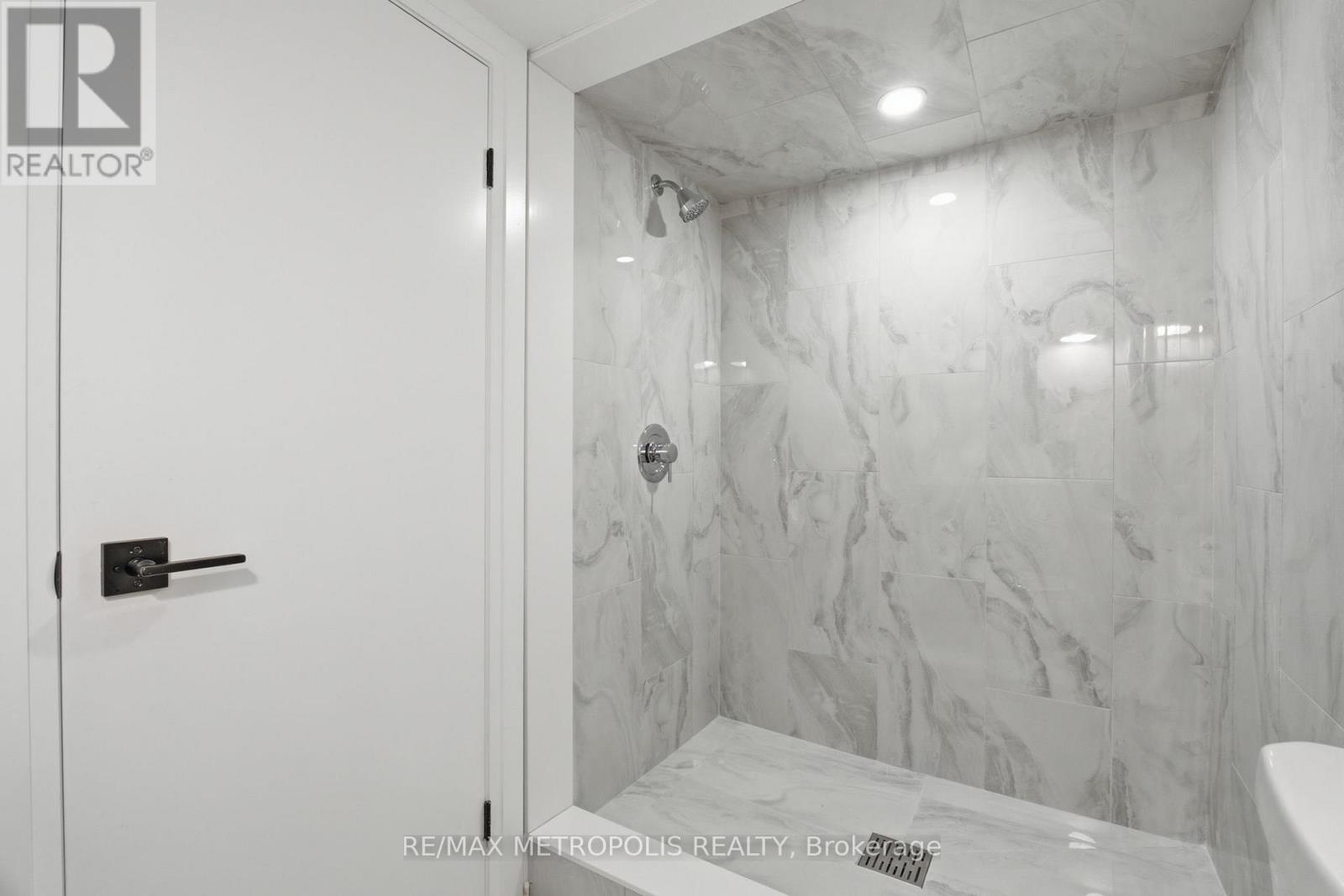 14 Mcroberts Avenue, Toronto, Ontario  M6E 4P4 - Photo 30 - W13472138