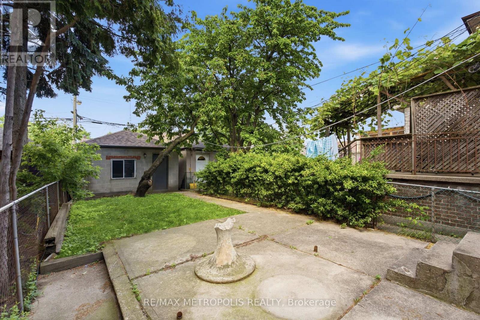 14 Mcroberts Avenue, Toronto, Ontario  M6E 4P4 - Photo 31 - W13472138