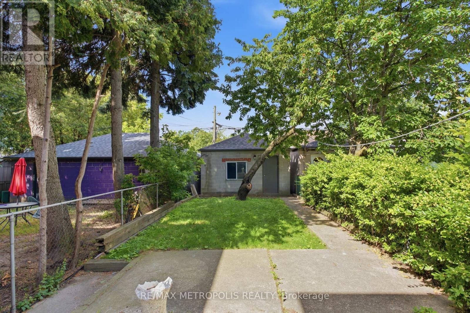 14 Mcroberts Avenue, Toronto, Ontario  M6E 4P4 - Photo 38 - W13472138