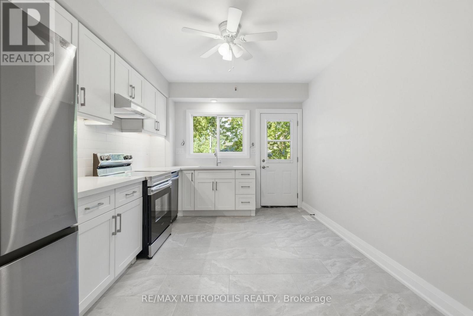 14 Mcroberts Avenue, Toronto, Ontario  M6E 4P4 - Photo 8 - W13472138