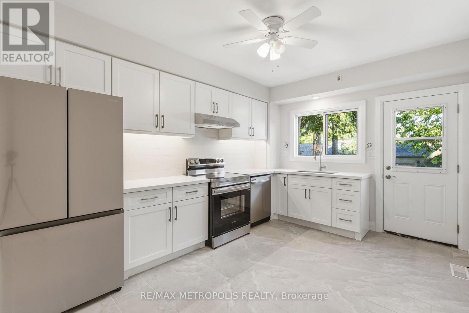 14 Mcroberts Avenue, Toronto, Ontario  M6E 4P4 - Photo 9 - W13472138