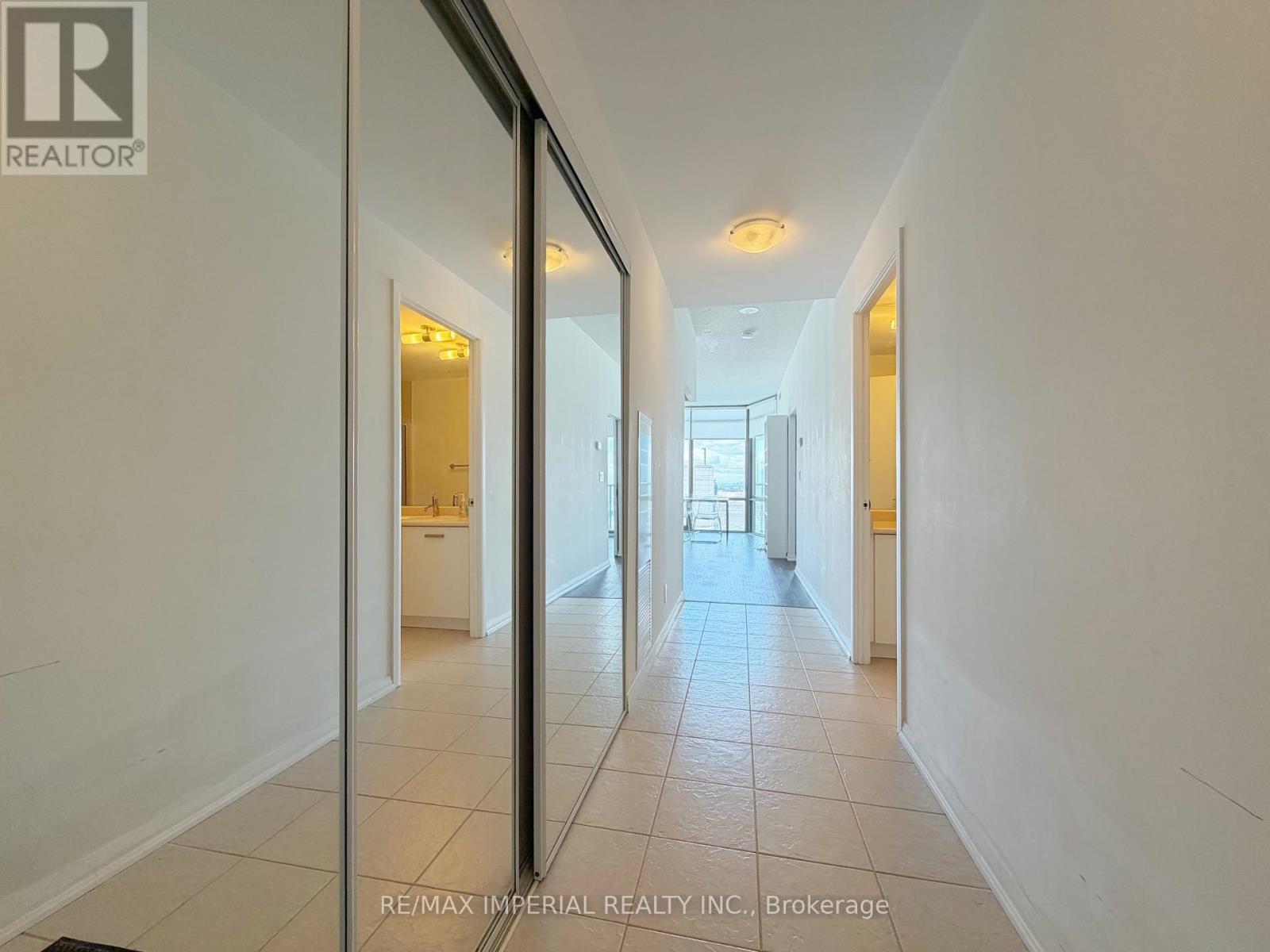 1802 - 832 Bay Street, Toronto, Ontario  M5S 1Z6 - Photo 2 - C13471556