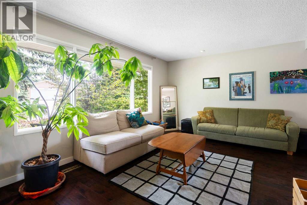 5431 Silverdale Drive NW, Calgary, Alberta  T3B 3M9 - Photo 4 - A2322846