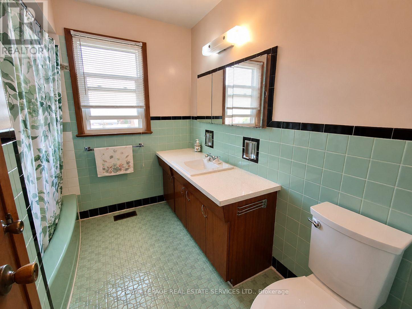 5 Pendrith Street, Toronto, Ontario M6G 1R6 - Photo 7 - W13472316