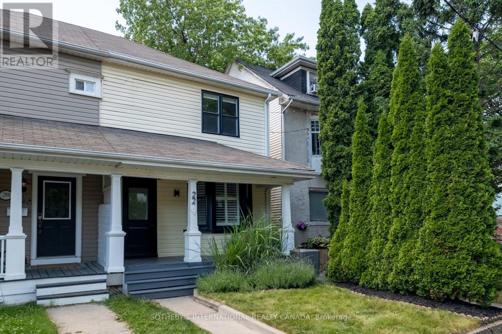 <div class="slider-price">$1,049,000</div><p>22 Connaught Avenue, Toronto, Ontario</p>