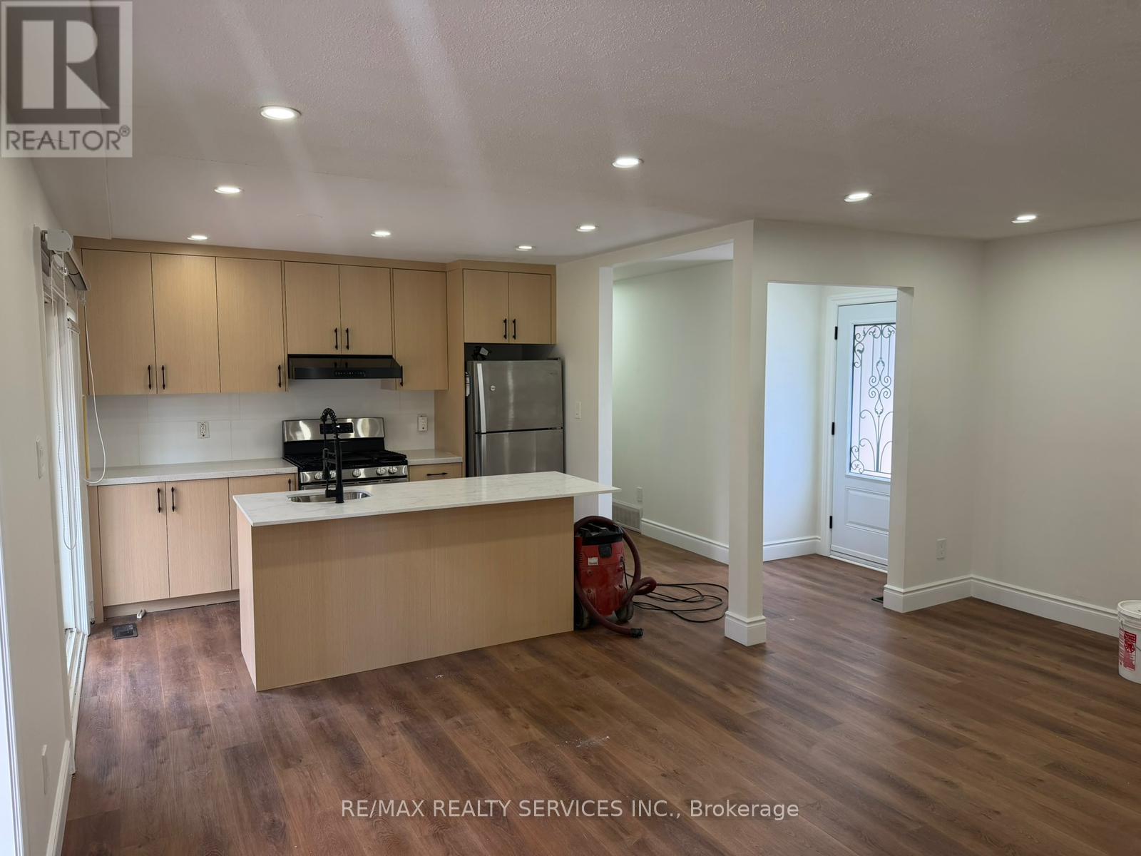 46 Staveley Crescent, Brampton, Ontario L6W 2R9 - Photo 2 - W13105224