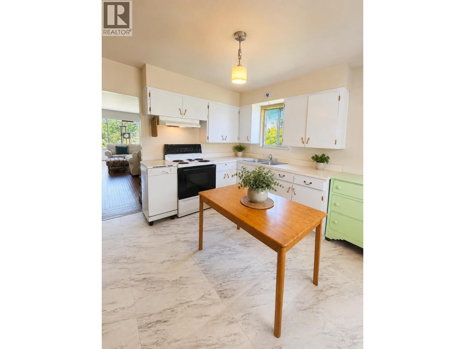 3141 E Broadway, Vancouver, British Columbia  V5M 1Z7 - Photo 2 - R3130424