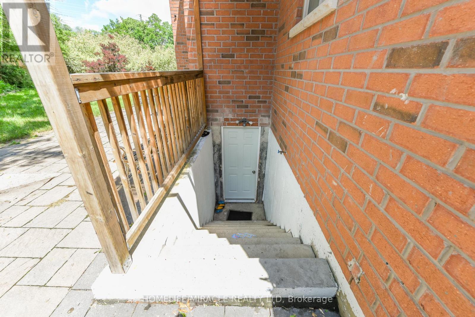 10 Danfield Court, Brampton, Ontario  L6Y 2X9 - Photo 12 - W13472360