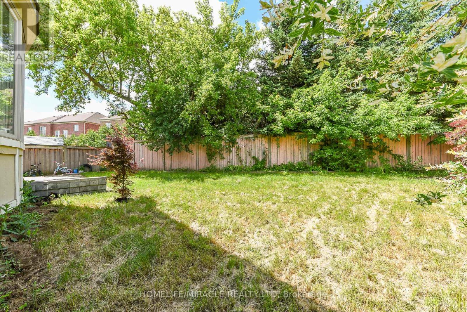 10 Danfield Court, Brampton, Ontario  L6Y 2X9 - Photo 5 - W13472360