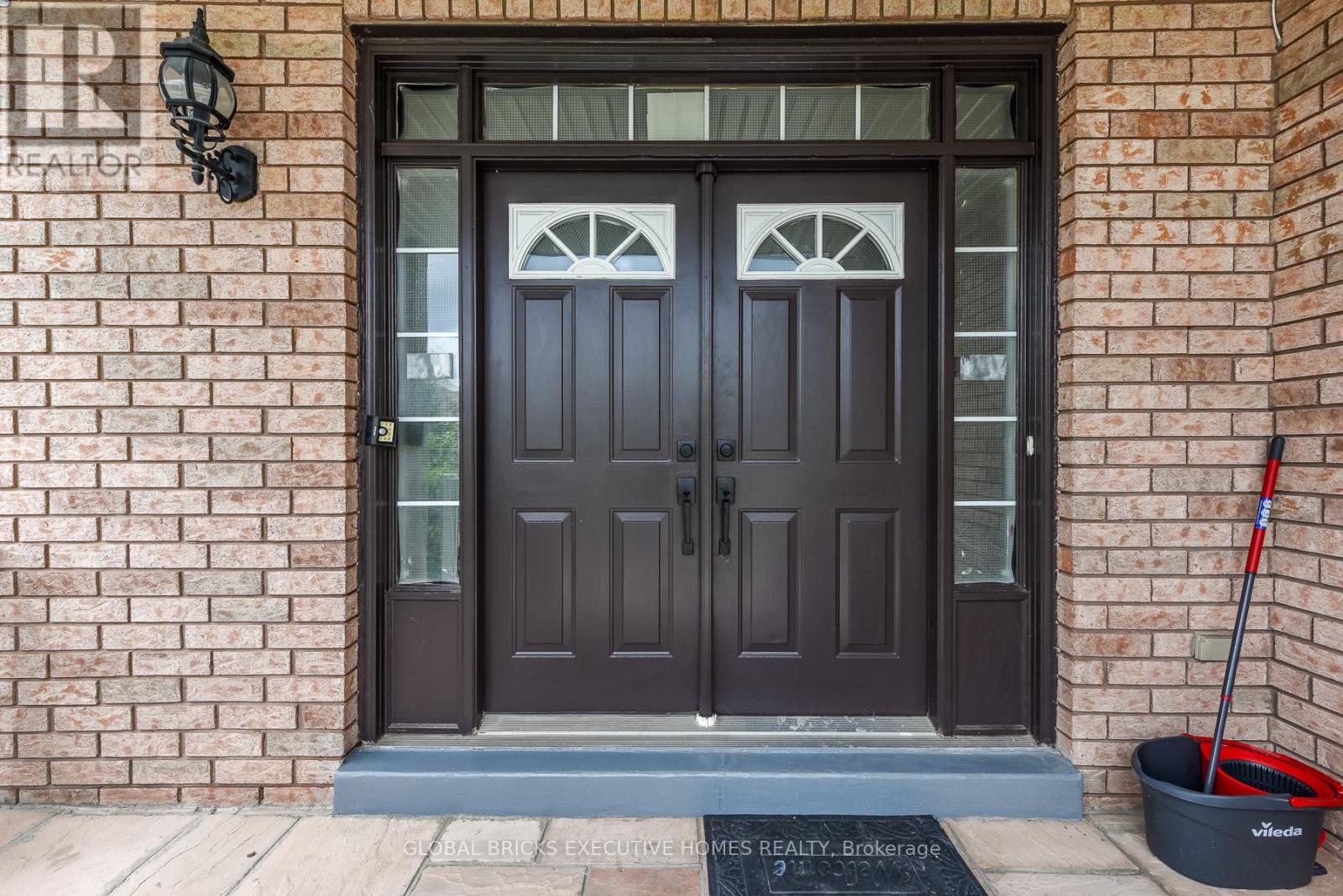 3435 Artesina Drive, Mississauga, Ontario  L5M 7K3 - Photo 3 - W13472364