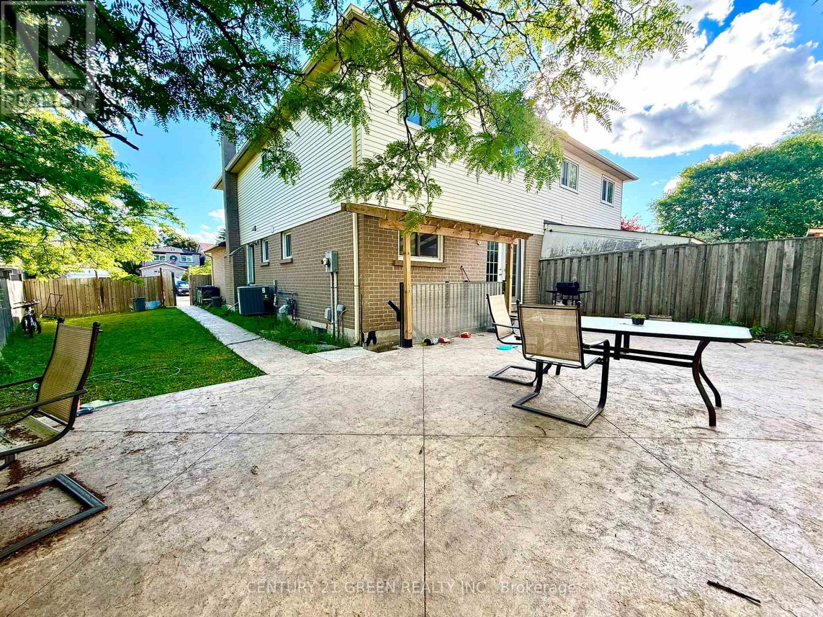 750 Queensbridge Drive, Mississauga, Ontario  L5C 3X2 - Photo 4 - W13442736