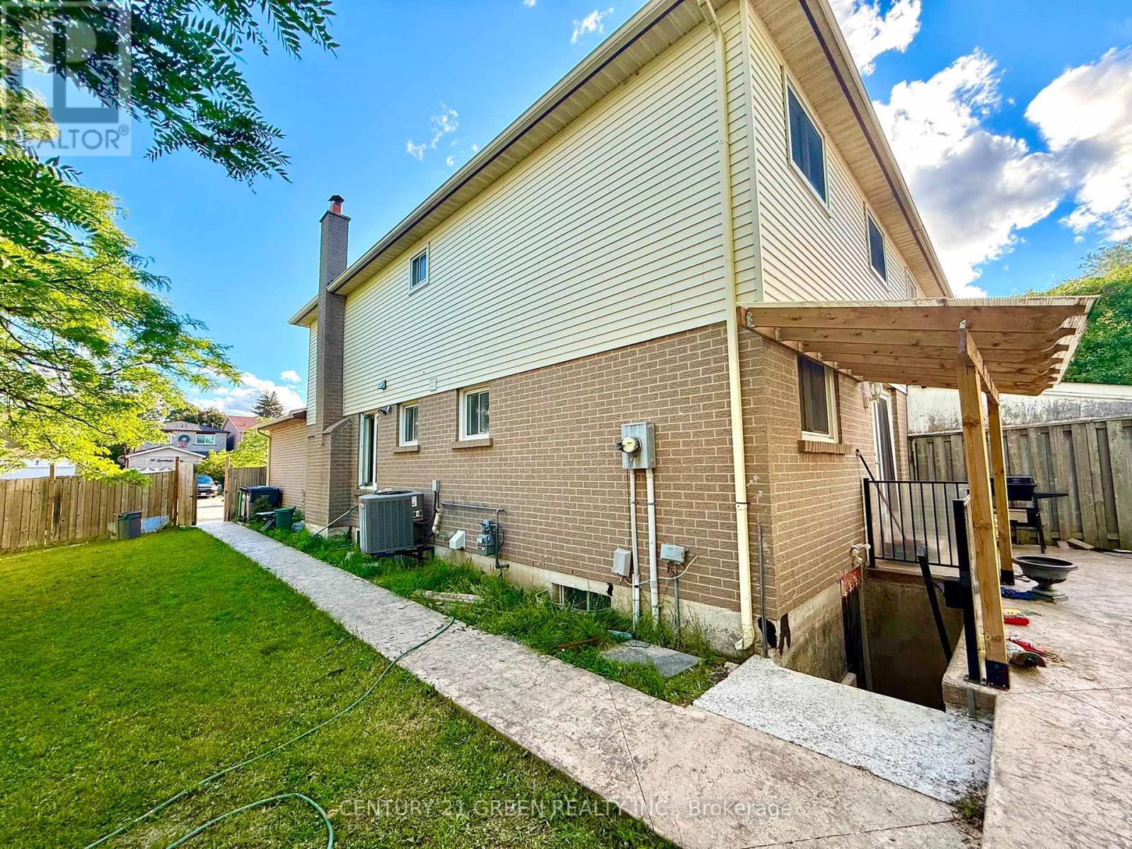 750 Queensbridge Drive, Mississauga, Ontario  L5C 3X2 - Photo 3 - W13442736