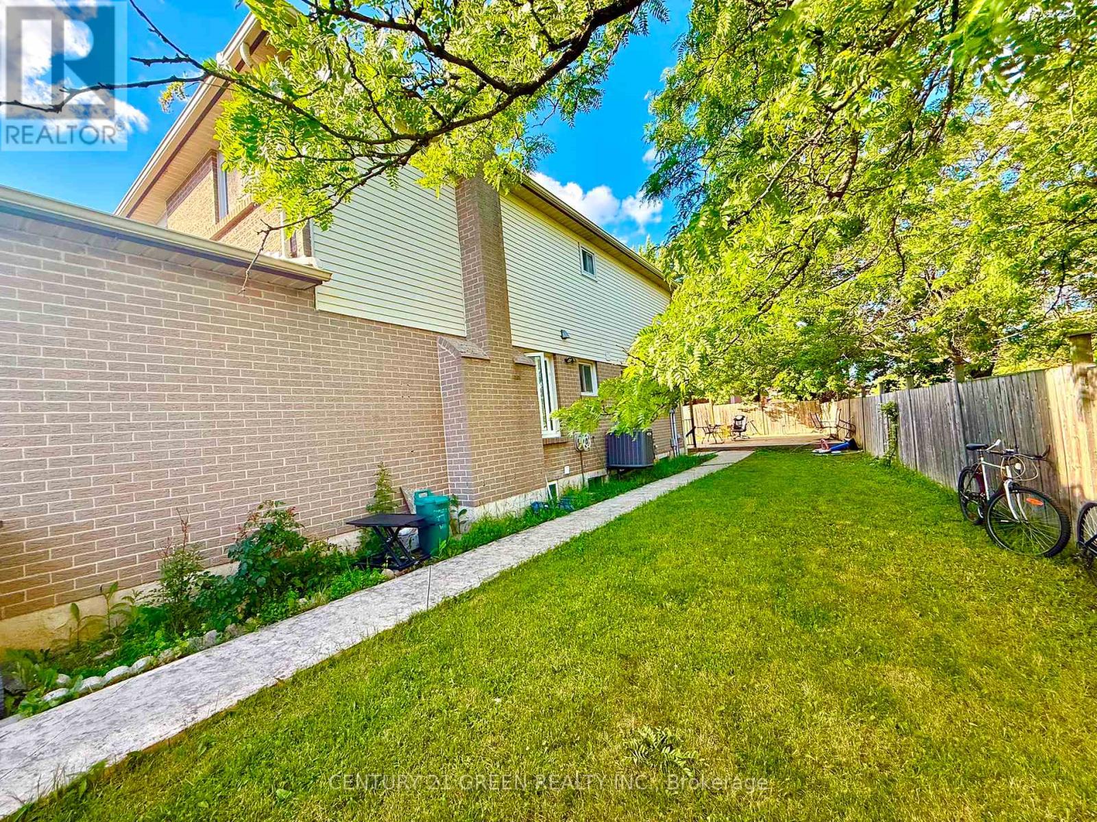 750 Queensbridge Drive, Mississauga, Ontario  L5C 3X2 - Photo 2 - W13442736