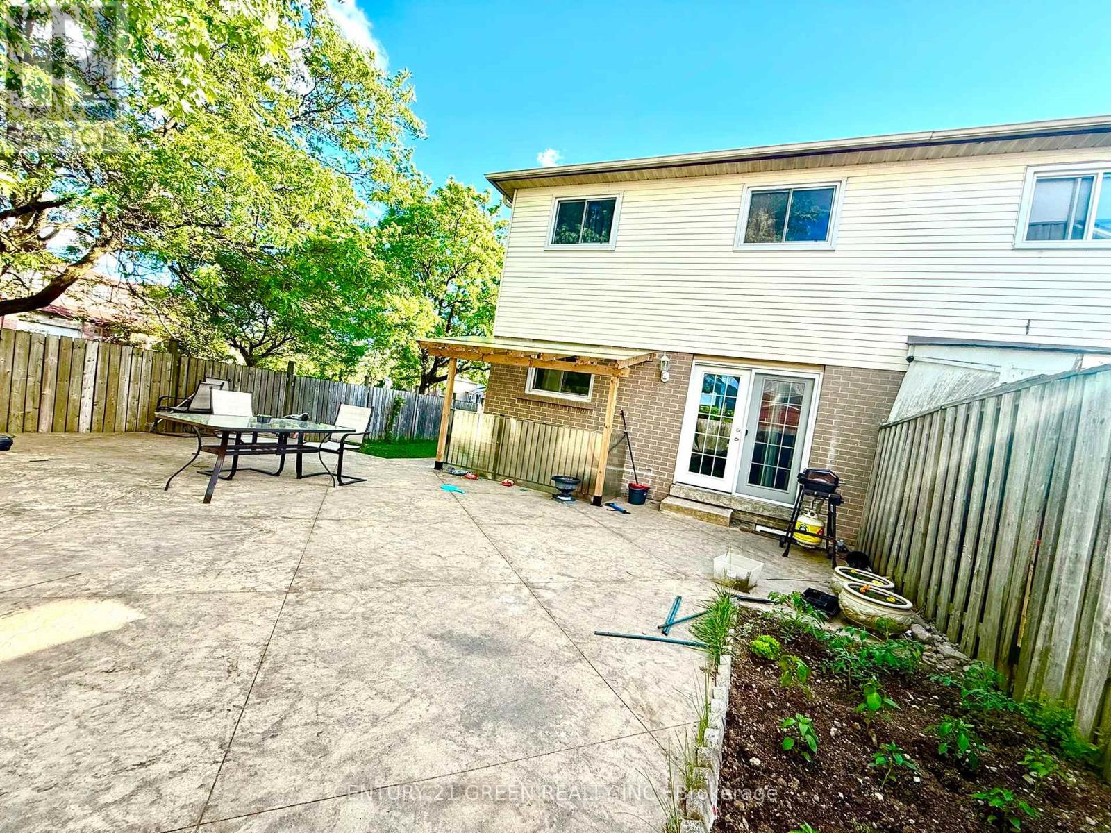 750 Queensbridge Drive, Mississauga, Ontario  L5C 3X2 - Photo 5 - W13442736