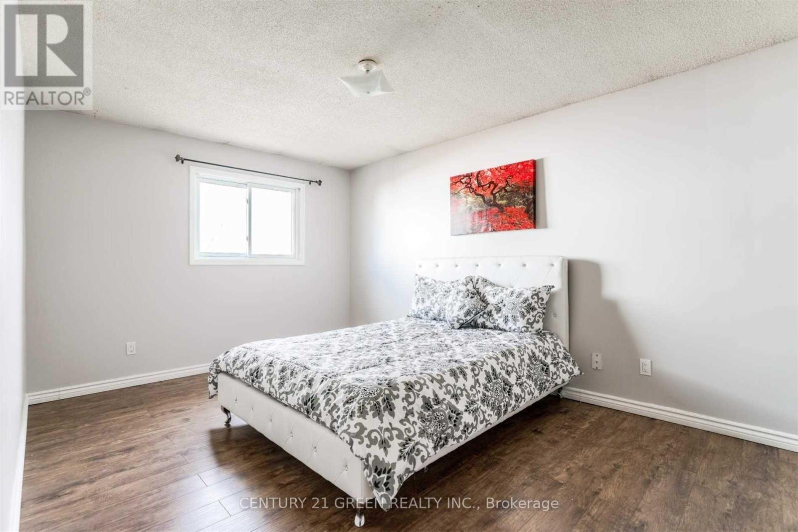750 Queensbridge Drive, Mississauga, Ontario  L5C 3X2 - Photo 9 - W13442736