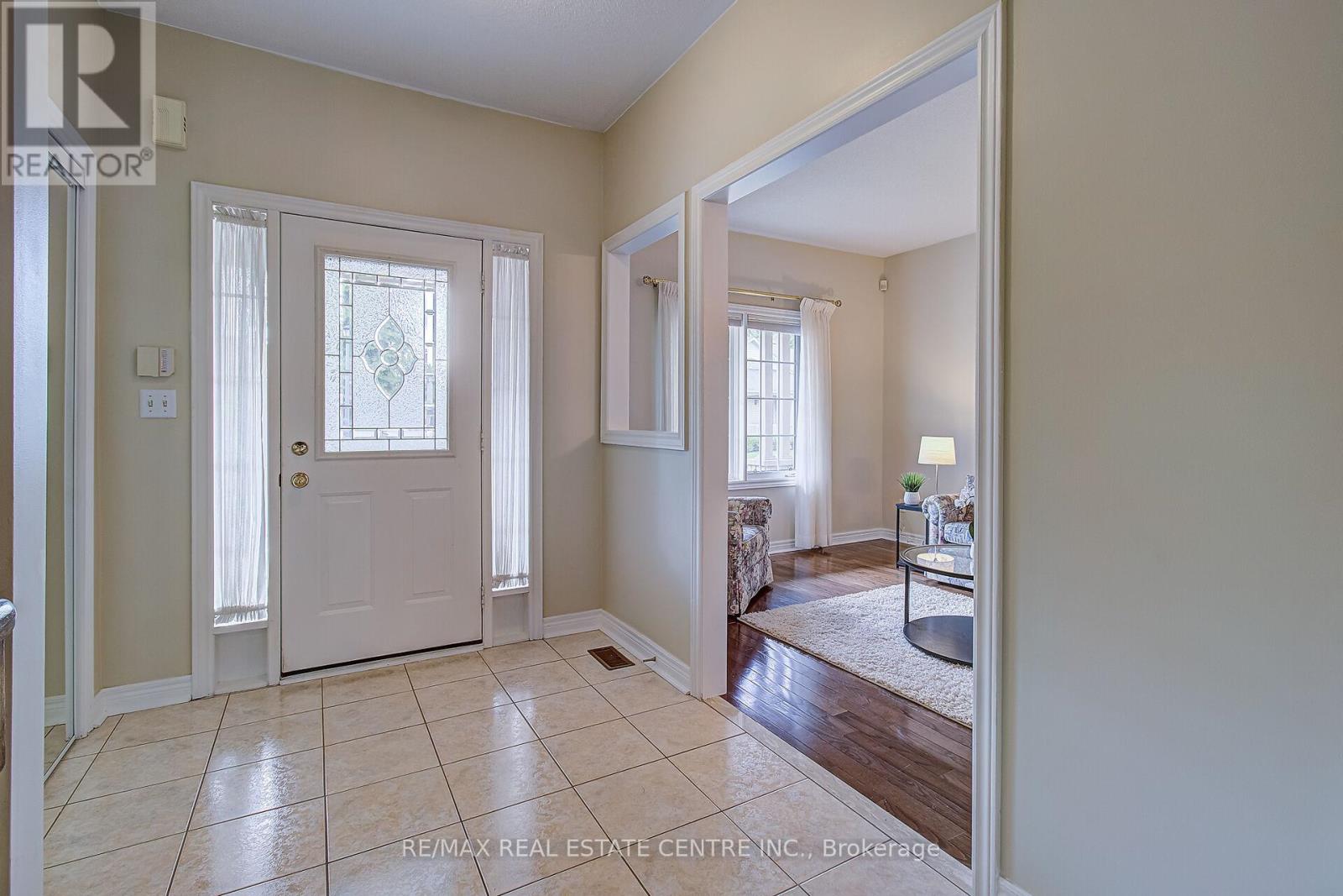 17 Golf Links Drive, Brampton, Ontario  L6R 1W5 - Photo 3 - W13471424