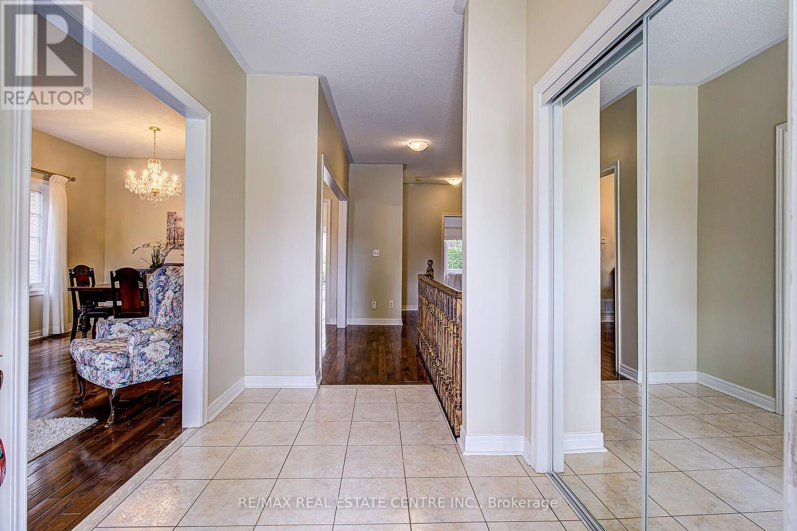 17 Golf Links Drive, Brampton, Ontario  L6R 1W5 - Photo 4 - W13471424