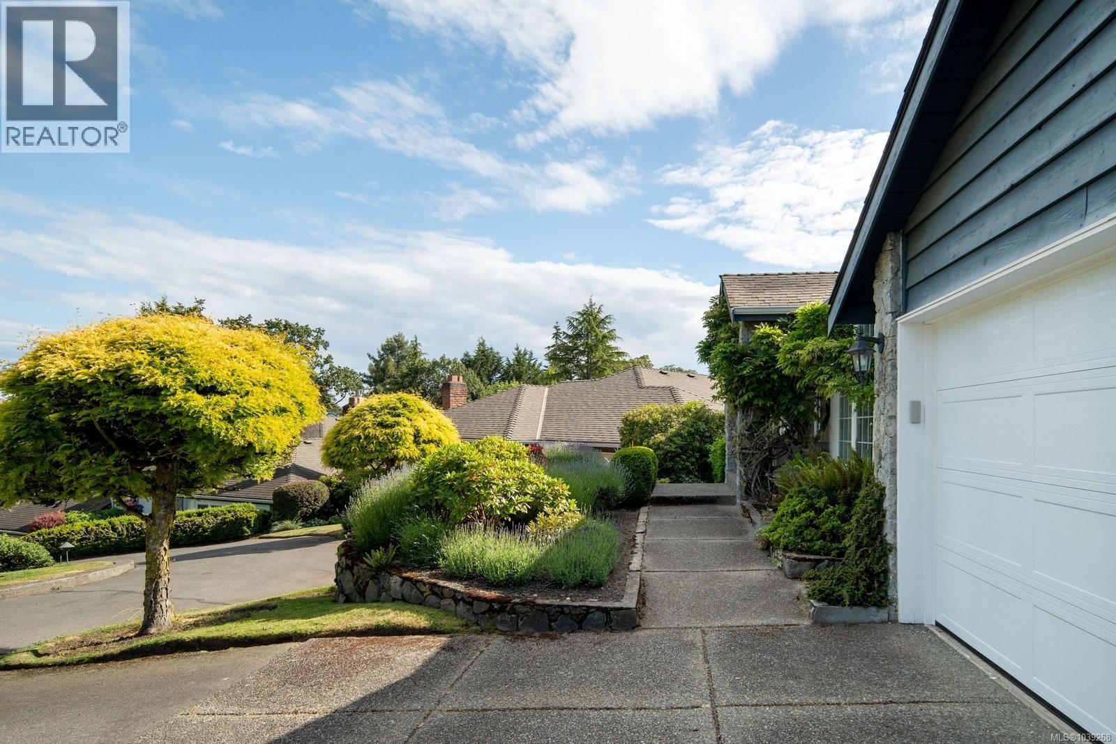 764 Richmond Ave, Victoria, British Columbia  V8S 3Z2 - Photo 3 - 1039268