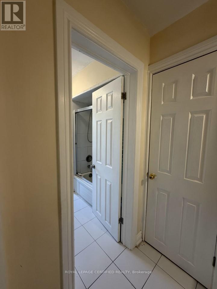 Upper - 148 Belgravia Avenue, Toronto, Ontario  M6E 2M7 - Photo 4 - W13243388