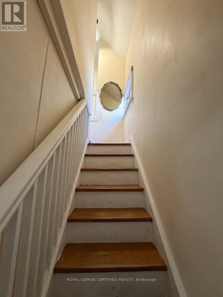 Upper - 148 Belgravia Avenue, Toronto, Ontario  M6E 2M7 - Photo 2 - W13243388